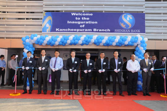 최재열 신한은행 부행장(앞줄 왼쪽 네 번째부터)과 김경수 첸나이 총영사, 김태협 첸나이한인회 회장 등이 인도 첸나이시 스리페럼부두 공단의 칸치푸람 지점으로 이전 오픈식에 참석해 기념촬영하고 있다.